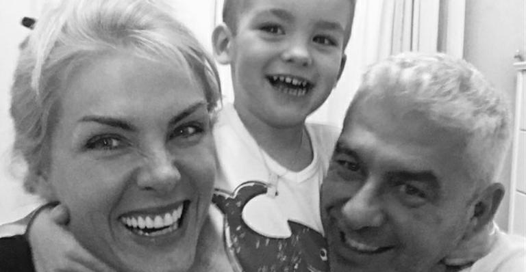 Ana Hickmann posa sorridente com o filho e o marido
