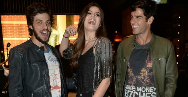 Chay Suede, Camila Queiroz e Marcos Pitombo se divertem durante evento em São Paulo