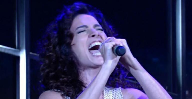 Claudia Ohana admite falha ao cantar música no Programa do Jô: “Errei a letra, não fui feliz nessa”