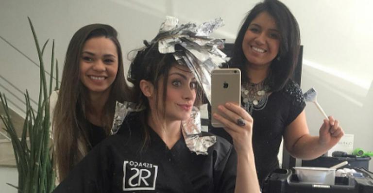 Ex-BBB Francine Piaia muda o visual e fica loira