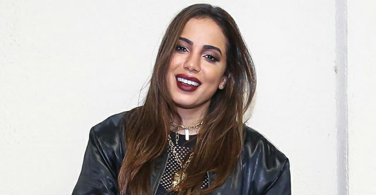 Anitta volta aos palcos após cancelar shows por problemas nas cordas vocais