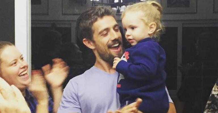 Filha de Rafael Cardoso, Aurora ganha duas festas para comemorar seus 2 anos