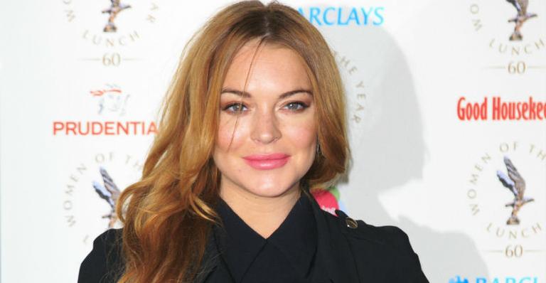 Lindsay Lohan fornece bebida energética para refugiados sírios
