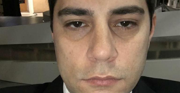 Evaristo Costa faz selfie com cara de segunda-feira e brinca: “Não esperem muito de mim”