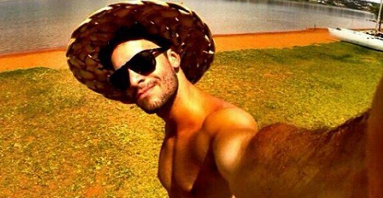 Rainer Cadete posa de sunga em dia de folga: “Amo Brasília”