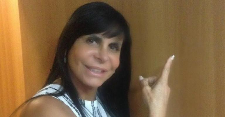 Aos 57 anos, Gretchen posa com a barriguinha de fora dentro de luxuoso closet