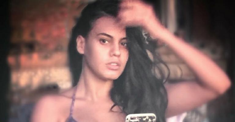 Letícia Lima posa sem maquiagem em dia de folga e surpreende fãs: “Parece adolescente”