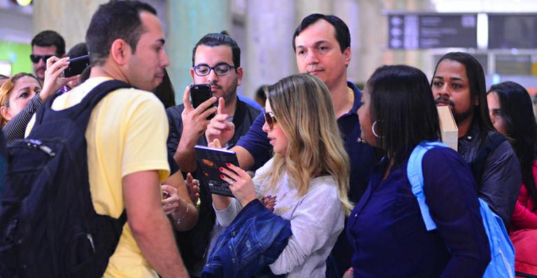 Sandy é cercada por fãs em aeroporto no Rio de Janeiro