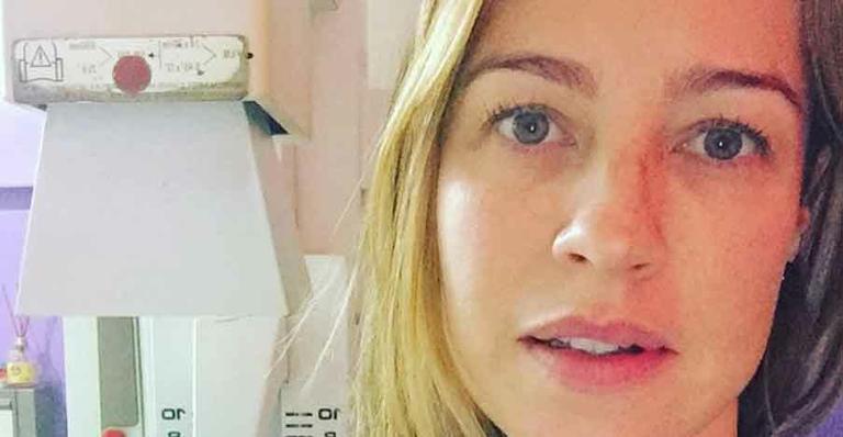 Luana Piovani posa com os braços amarrados após colocar silicone nos seios