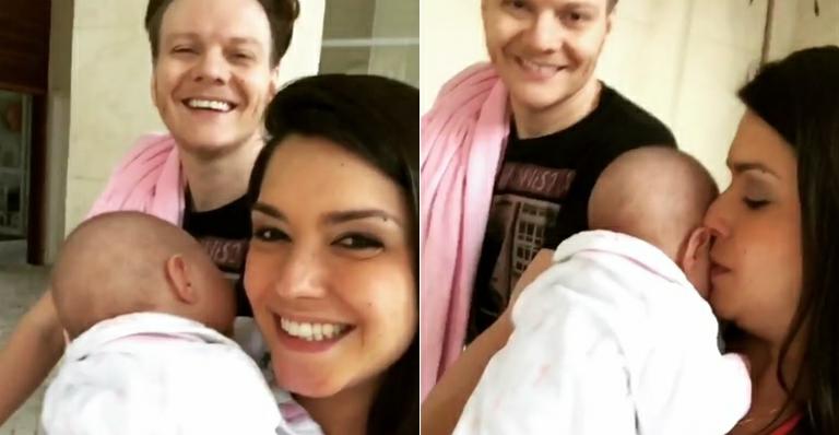 Após fugidinha no cinema, Thaís Fersoza mostra a filha dormindo em seu colo: “Bela adormecida”