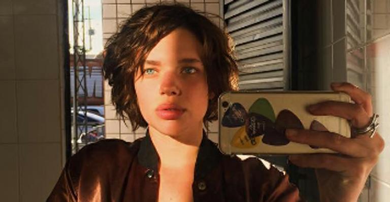 Bruna Linzmeyer posa de biquíni e recebe elogios