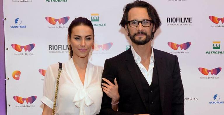 Rodrigo Santoro prestigia pré-estreia de seu filme