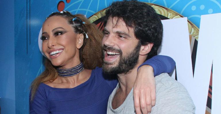 Sabrina Sato recebe o carinho de Duda Nagle em noite de samba