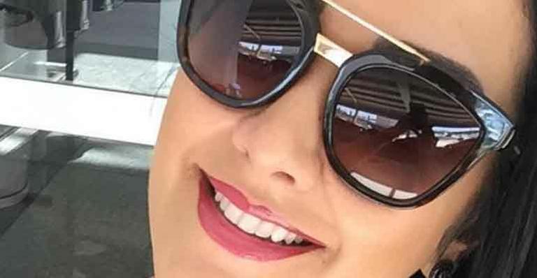 Helen Ganzarolli dá bom dia e exibe sardas com decote generoso