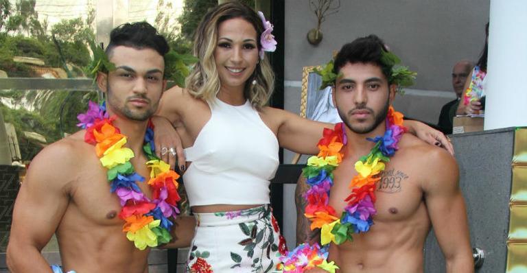 Valesca Popozuda comemora aniversário de 38 anos com festa havaiana