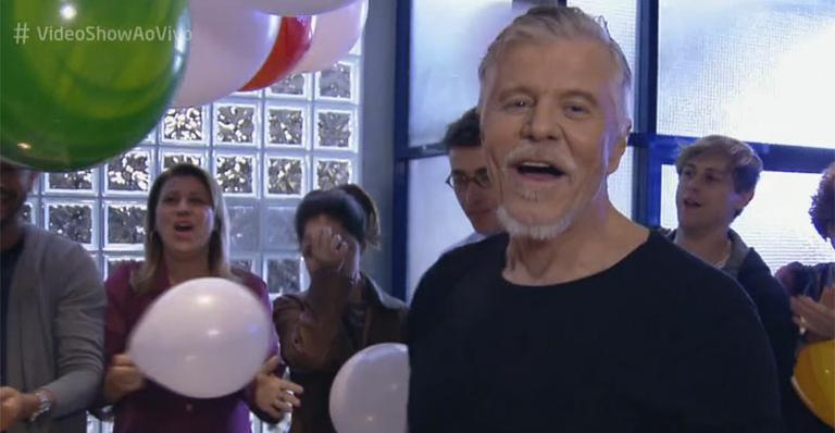 Miguel Falabella ganha festa ao vivo para comemorar os 60 anos e esbanja bom humor