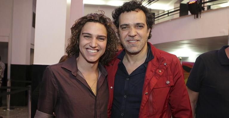 Paulinho Moska confere estreia do filho no cinema
