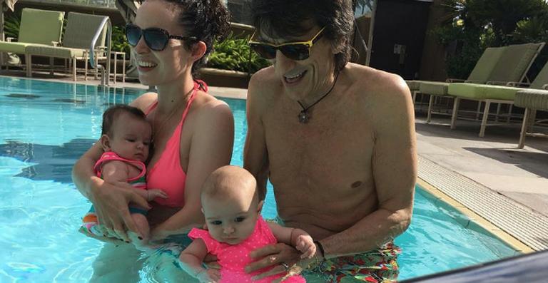 Ronnie Wood mostra foto com as filhas gêmeas