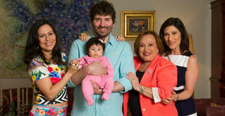 Nicette Bruno apresenta a bisneta, Maria Luiza