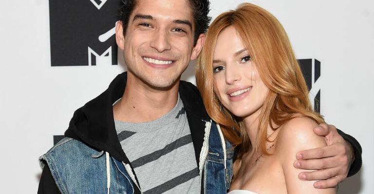 Após assumir namoro, Bella Thorne posta foto sensual com Tyler Posey