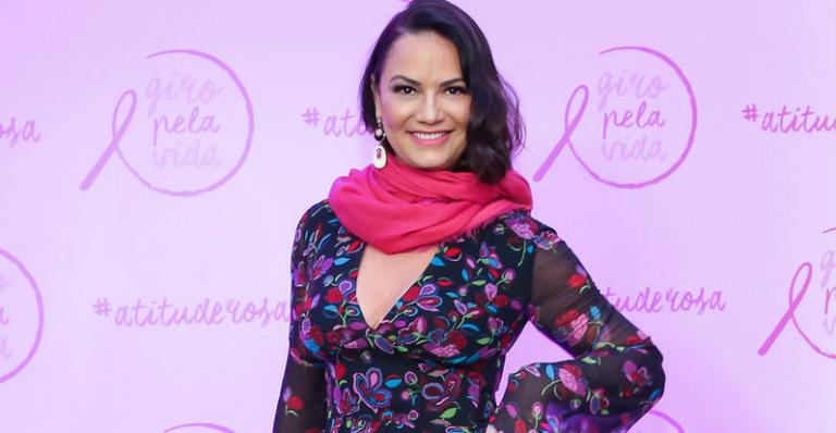 Em São Paulo, Luiza Brunet participa de evento em prol do Outubro Rosa