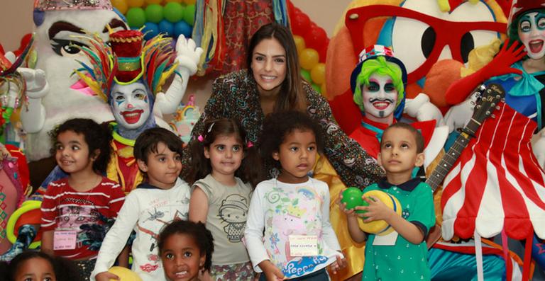 Carol Celico celebra o Dia das Crianças de sua fundação