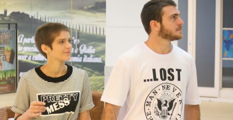 Isabella Santoni curte passeio com o namorado, Lucas Wakim