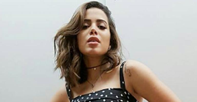 Solteira, Anitta faz piada e comemora o Valentine’s Day a bordo de um carrão com o pai