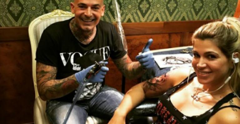 Dani Souza faz tatuagem em todo o braço e recebe críticas de fãs: “Desgraçou o próprio corpo”