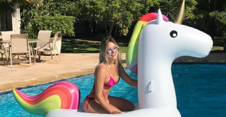 Thyane Dantas posa de biquíni na piscina e ganha chuva de elogios: “Rica, bonita e com corpão”