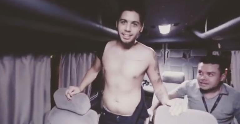 Zé Felipe é agarrado por fãs e tem a roupa rasgada após show