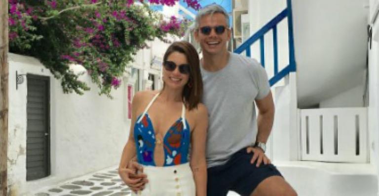 Flávia Alessandra posa decotadíssima com Otaviano Costa na Grécia