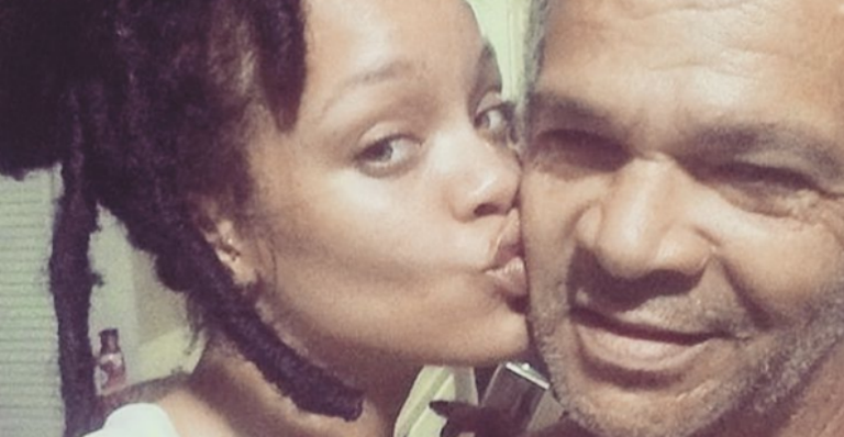 Em momento raro, Rihanna posta fotos ao lado do pai
