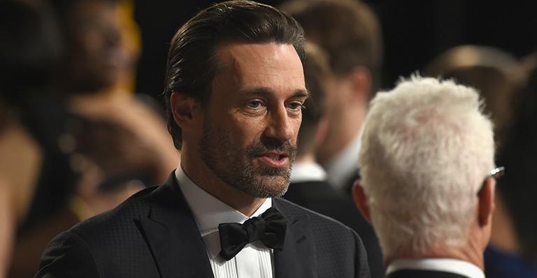 Após período turbulento, Jon Hamm revela ajuda da terapia: ‘Se você puder, faça’
