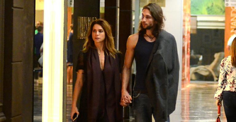 Novo amor? Letícia Spiller passeia de mãos dadas em shopping