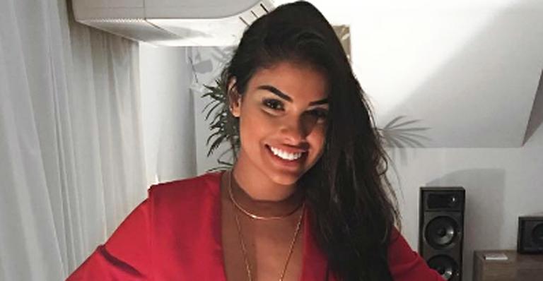 Munik mostra foto após implante de silicone nos seios: “Autoestima lá em cima”
