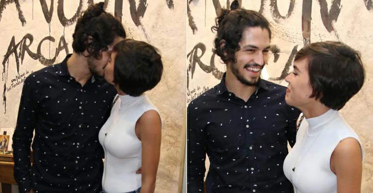 Gabriel Leone e Carla Salle assumem romance