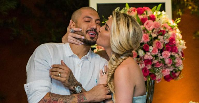 Aline Gotschalg festeja um ano de casamento com Fernando Medeiros
