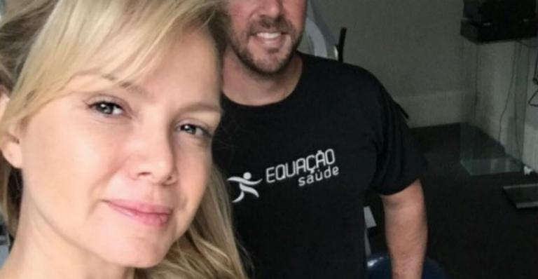 Eliana posa de top e barriguinha sarada de fora após treino na academia