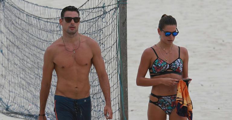 Cauã Reymond curte tarde na praia com a namorada