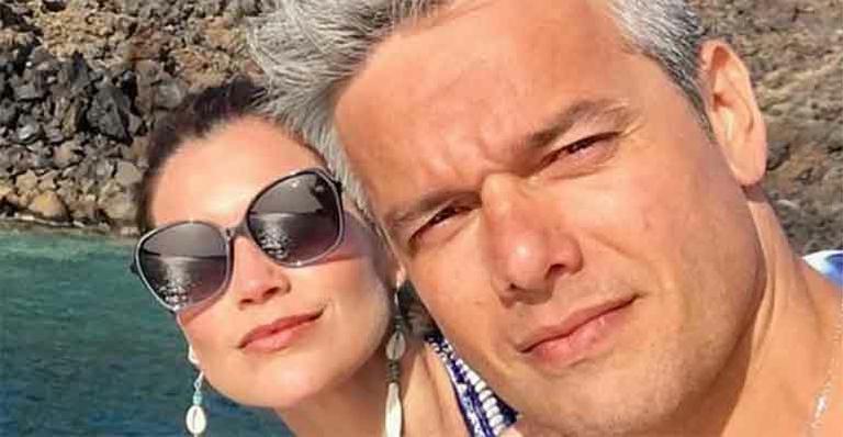 Otaviano Costa e Flávia Alessandra passeiam de carro conversível na Grécia