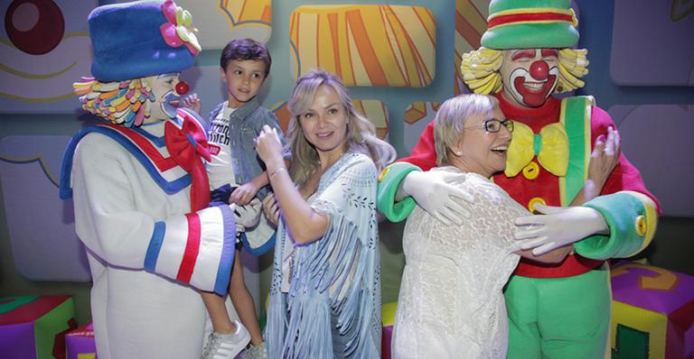 Arthur, filho da apresentadora Eliana, rouba a cena em show do Patati & Patatá