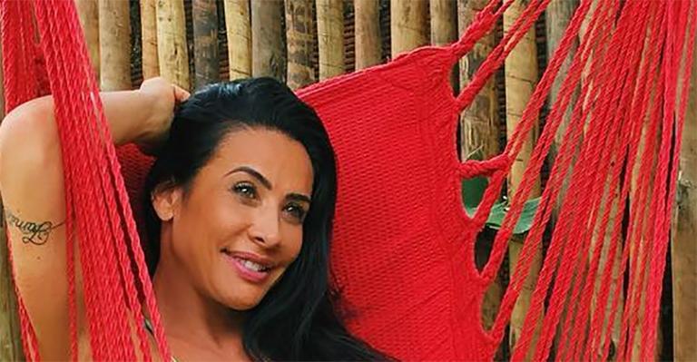 Scheila Carvalho e a filha usam o mesmo biquíni e fãs se derretem