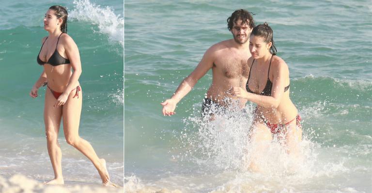 Giselle Itié exibe boa forma de biquíni ao lado do namorado em praia no Rio