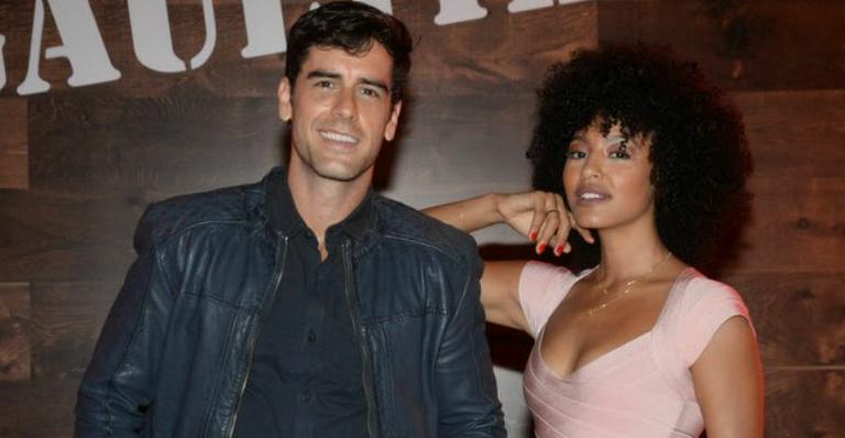 Marcos Pitombo e Sheron Menezzes marcam presença em festa vip do estilista Jean Paul Gaultier
