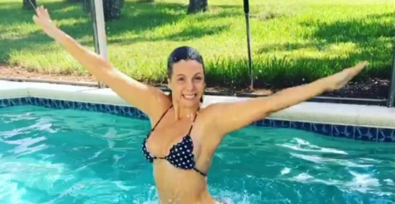 Aos 38 anos, Carla Perez exibe corpão invejável só de biquíni