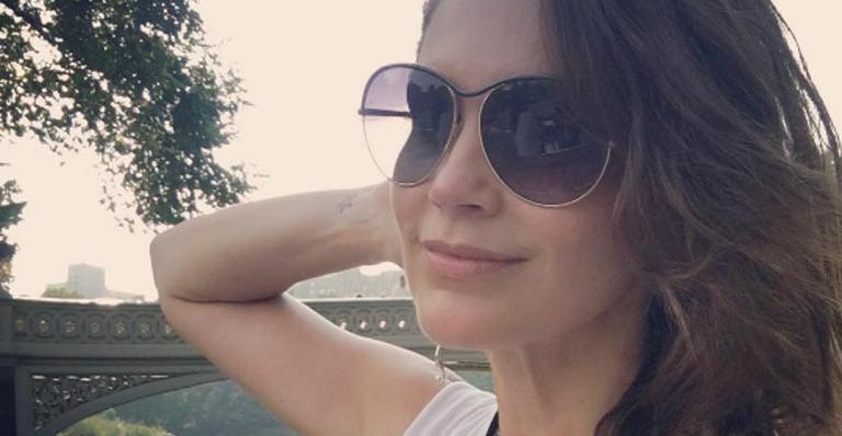Flavia Alessandra presenteia autor de novelas com vasos que comprou em Nova York