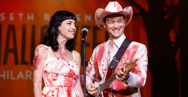 Joseph Gordon-Levitt faz rara aparição com a mulher em show beneficente