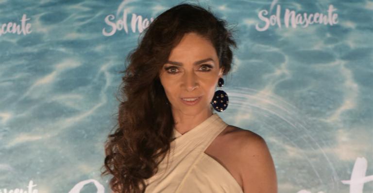 Esbanjando sensualidade aos 53, Claudia Ohana posa de lingerie na cama