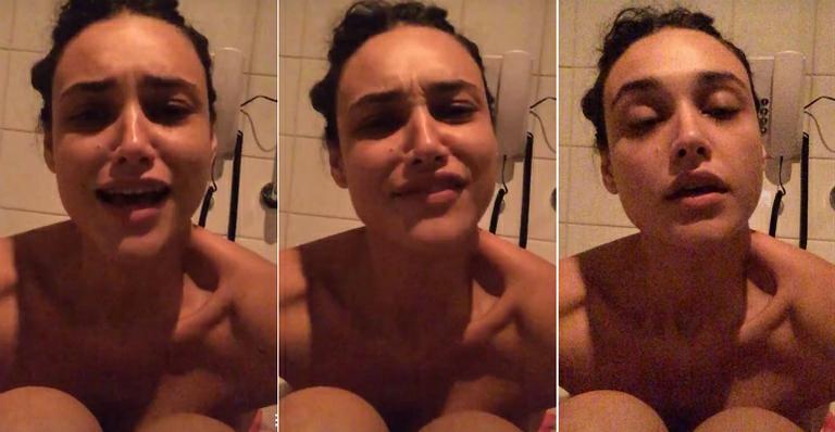 Débora Nascimento relaxa nua em banheira e brinca: “Calorzão de Deus”